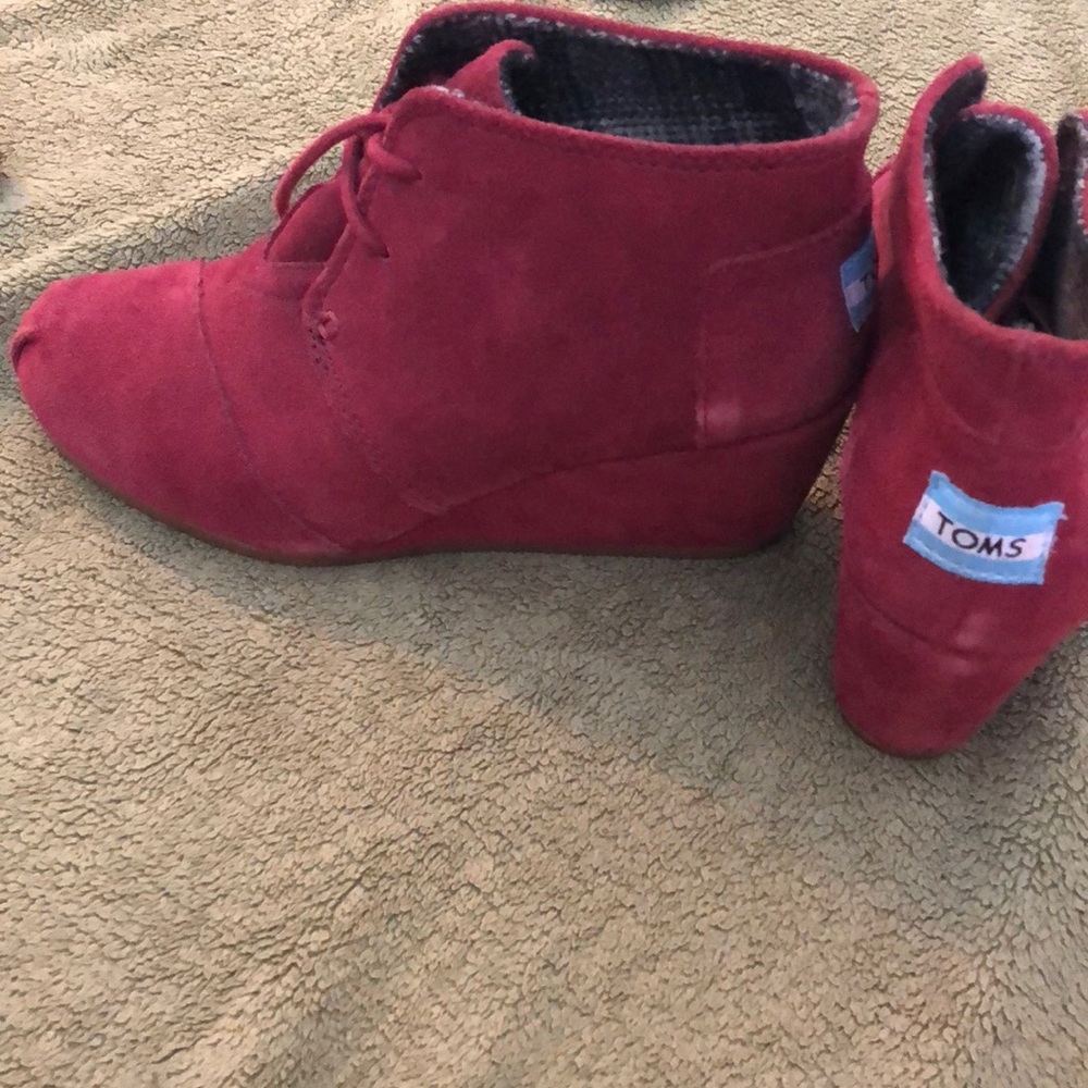 Tom’s wedge boot
